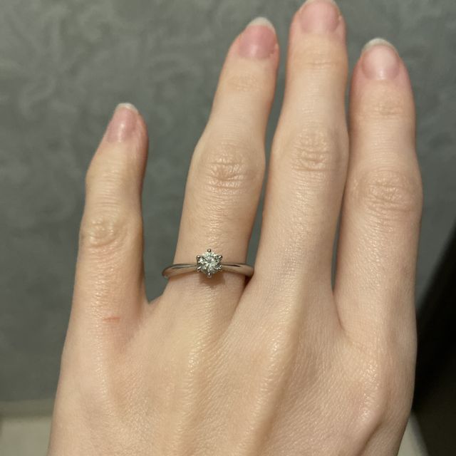 【銀座ダイヤモンドシライシの口コミ】 シンプルかつ華奢で繊細な指輪です。
私は手の大きさが、子供みたいと言わ…