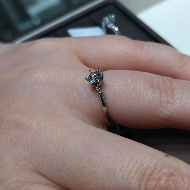 【アイプリモ(I-PRIMO)の口コミ】 上からみると、真ん中に石一つというシンプルなデザインながらも、ちょっ…