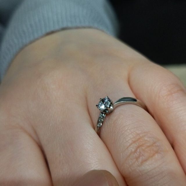 【アイプリモ(I-PRIMO)の口コミ】 上からみると、真ん中に石一つというシンプルなデザインながらも、ちょっ…