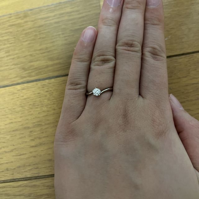 【TOMOE(トモエ)の口コミ】 指が細く見えるデザインで、手がきれいにみえます。ダイヤの大きさが私的…