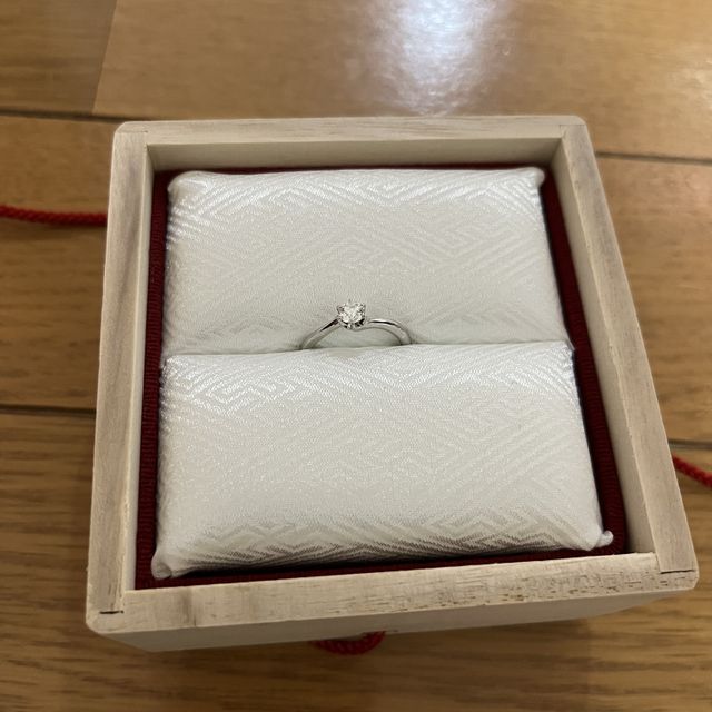 【TOMOE(トモエ)の口コミ】 指が細く見えるデザインで、手がきれいにみえます。ダイヤの大きさが私的…