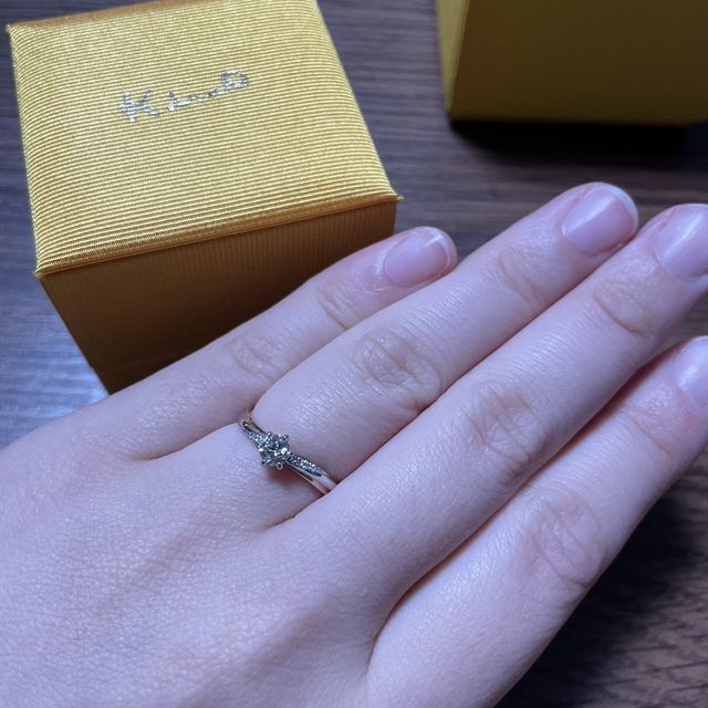 【ケイウノ ブライダル(K.UNO BRIDAL)の口コミ】 オーダーメイドで、サイドにダイヤモンドを追加しておりす。
また、2色の…