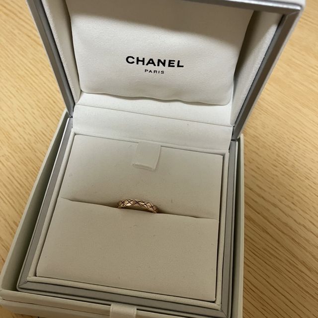 【シャネル(CHANEL)の口コミ】 デザイン的にはシンプルなものですが、重ね付けしても綺麗ですし、他の指…