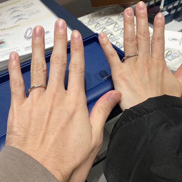 【銀座ダイヤモンドシライシの口コミ】 両サイドにダイヤがあしらわれており豪華さはありますが、真ん中はプラチ…