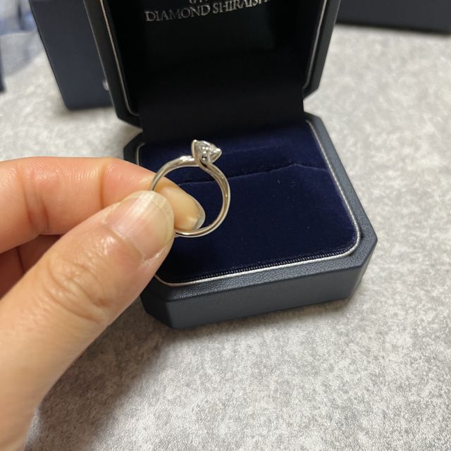 【銀座ダイヤモンドシライシの口コミ】 　プロポーズリングの一粒ダイヤが綺麗に見えるようなデザインで探しまし…