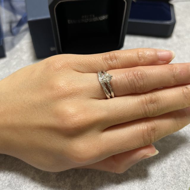 【銀座ダイヤモンドシライシの口コミ】 　プロポーズリングの一粒ダイヤが綺麗に見えるようなデザインで探しまし…