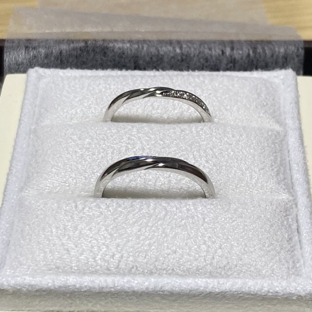 【LUCIE(ルシエ)の口コミ】 ウェーブになっている婚約指輪との相性が抜群でした！
婚約指輪はウェーブ…