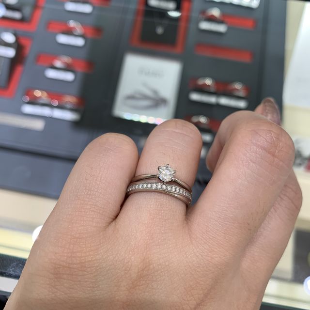 【エクセルコダイヤモンド(EXELCO DIAMOND)の口コミ】 結婚指輪はどうしても、同じようなデザインが多いので、少し変わった、特…
