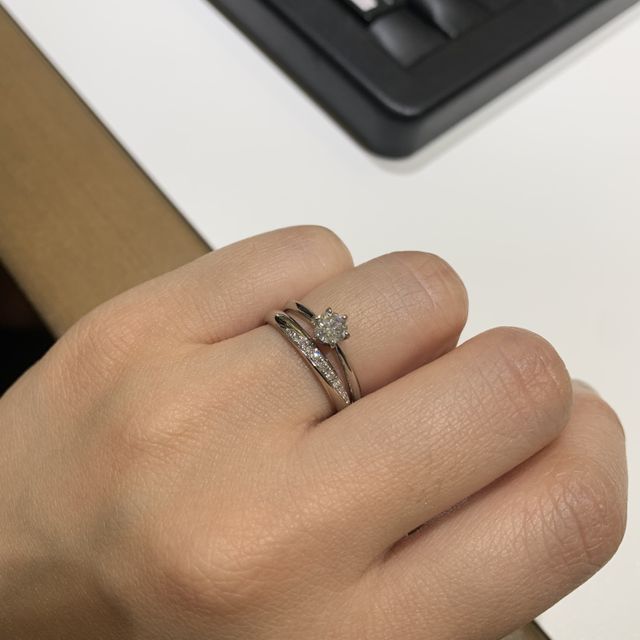 【ラザール ダイヤモンド(LAZARE DIAMOND)の口コミ】 色んな指輪を試着してきましたが、
付け心地も良く、何よりダイヤモンドの…