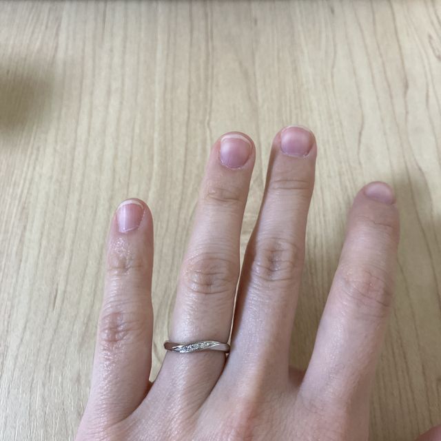 【銀座ダイヤモンドシライシの口コミ】 シンプルなデザインですが、着けた時にキラキラと輝きます。着けていない…