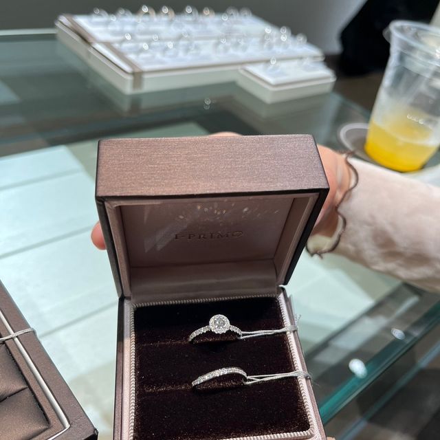 【アイプリモ(I-PRIMO)の口コミ】 指が綺麗に見えるウェーブのデザインであり、ウェーブにそって綺麗にダイ…