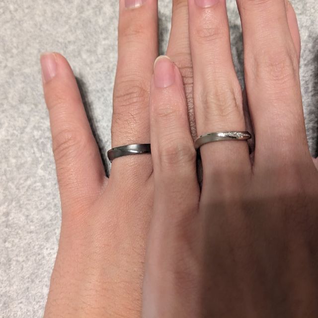 【FUJISHIMA JEWELRY(フジシマジュエリー)の口コミ】 二人の繋がりを感じるデザインにしたく、指輪に一周繫がっているラインを…