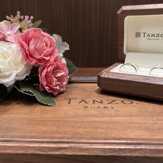 【TANZO.(鍛造指輪)の口コミ】 鏡面加工でとてもピカピカで綺麗です！V字のひねりを少し入れたことで、指…
