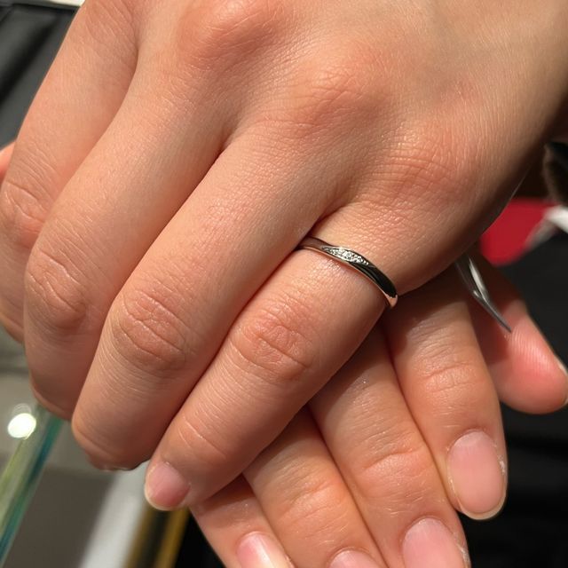【銀座ダイヤモンドシライシの口コミ】 一番最初につけたものが、最終的に購入に至りました。
指輪のみで見ると寂…