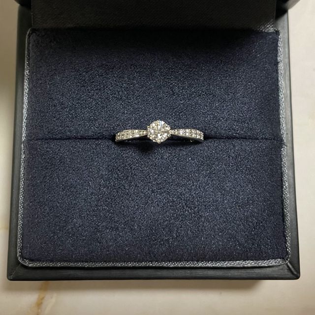 【ラザール ダイヤモンド(LAZARE DIAMOND)の口コミ】 真ん中に絞りがあるデザインで指が細く長く見える気がしました。
可愛い！…