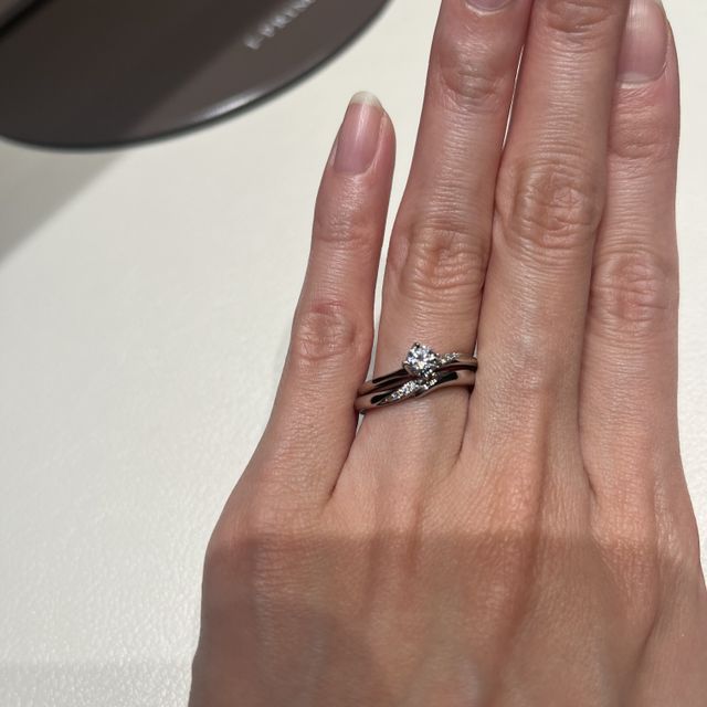 【アイプリモ(I-PRIMO)の口コミ】 指輪のデザインがとてもかわいいです。派手すぎないけど、存在感があり、…