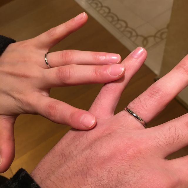 【カルティエ(Cartier)の口コミ】 THE結婚指輪という感じではめていても邪魔にならない指輪です。pt950なの…