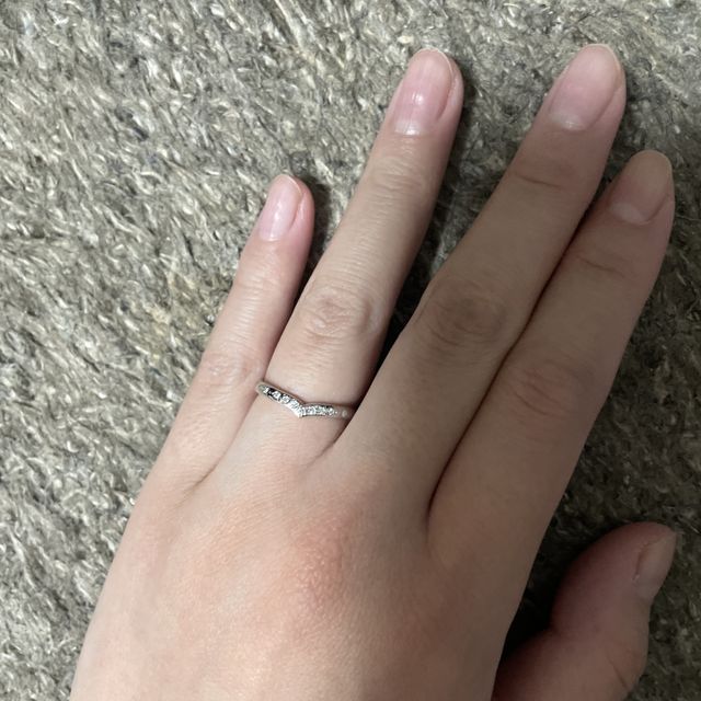 【銀座ダイヤモンドシライシの口コミ】 指輪の形が指が綺麗に見えるようにできているので、
指が太くてもとっって…