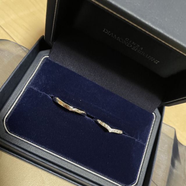 【銀座ダイヤモンドシライシの口コミ】 指輪の形が指が綺麗に見えるようにできているので、
指が太くてもとっって…