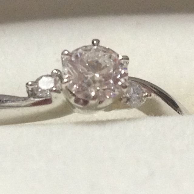 【Lacrima(ラクリマ)の口コミ】 シンプルなデザインでいつ着用してもよさそうに思いました。
婚約指輪は着…