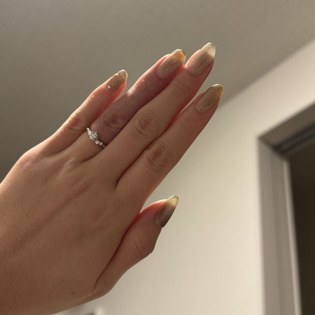 【銀座ダイヤモンドシライシの口コミ】 メインダイヤモンドが中央に盛り上がっており、それを輝かせるためかのよ…