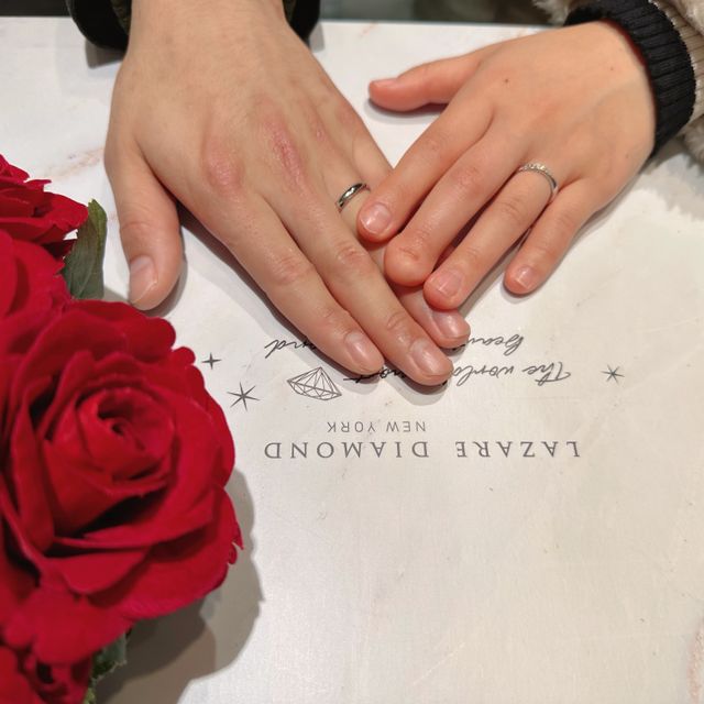 【ラザール ダイヤモンド(LAZARE DIAMOND)の口コミ】 付け方によっては、ストレートとVタイプの双方を楽しむことができる指輪と…