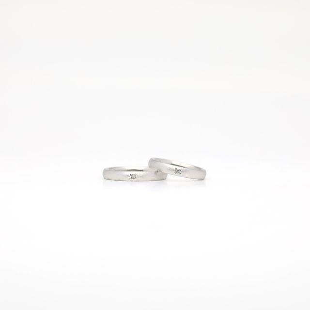 【atelier CraM(アトリエ クラム)の口コミ】 プラチナにて作成。表面は細かくザラッとした光がきれいに入る質感で。二…