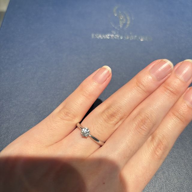 【銀座ダイヤモンドシライシの口コミ】 指輪のデザインはシンプルながらも女性らしさがあり、ダイヤモンドの質に…