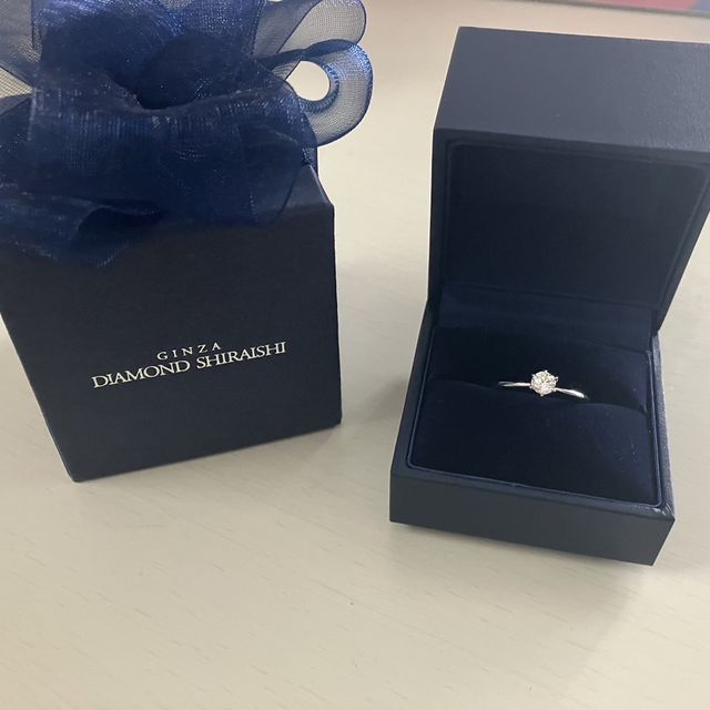 【銀座ダイヤモンドシライシの口コミ】 プロポーズ用の指輪ということで、サイズ調整機能がついており、とても満…