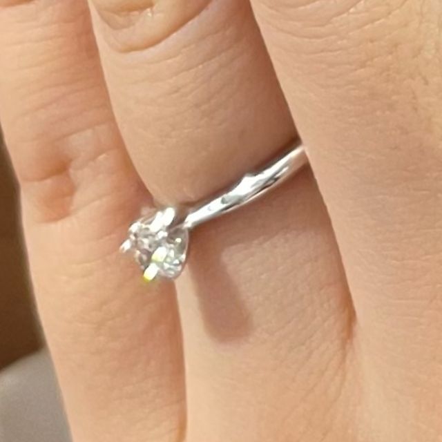 【銀座ダイヤモンドシライシの口コミ】 価格帯としては普通だと思います。
ただデザインが洗練されておりいいダイ…