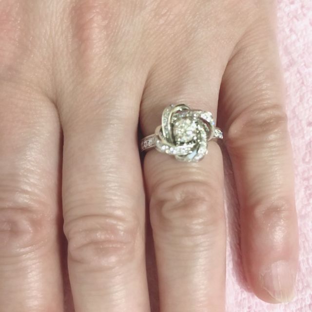 【ブシュロン(BOUCHERON)の口コミ】 芍薬をイメージしたデザインです。中央のダイヤモンド一石を囲むようにパ…