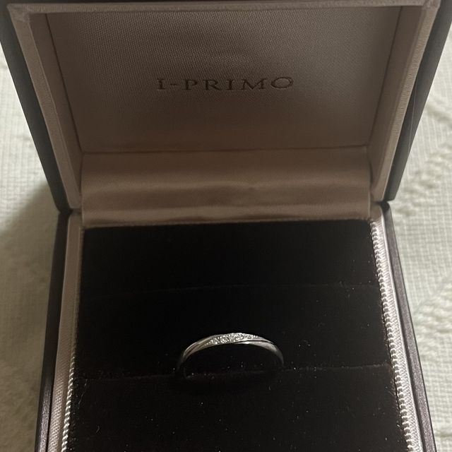 【アイプリモ(I-PRIMO)の口コミ】 シンプルですがダイヤが斜めに入っていてシンプルすぎない素敵なデザイン…