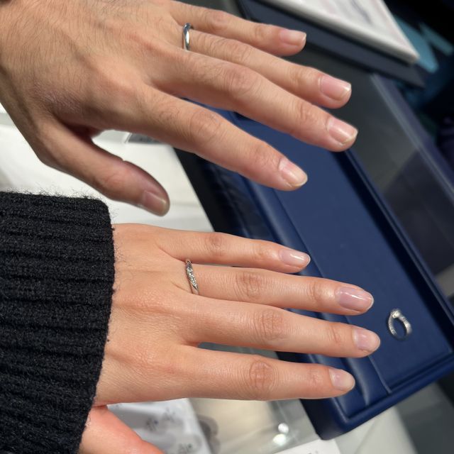 【銀座ダイヤモンドシライシの口コミ】 斜めにダイヤが入っているデザインのものです。シンプルなデザインであり…