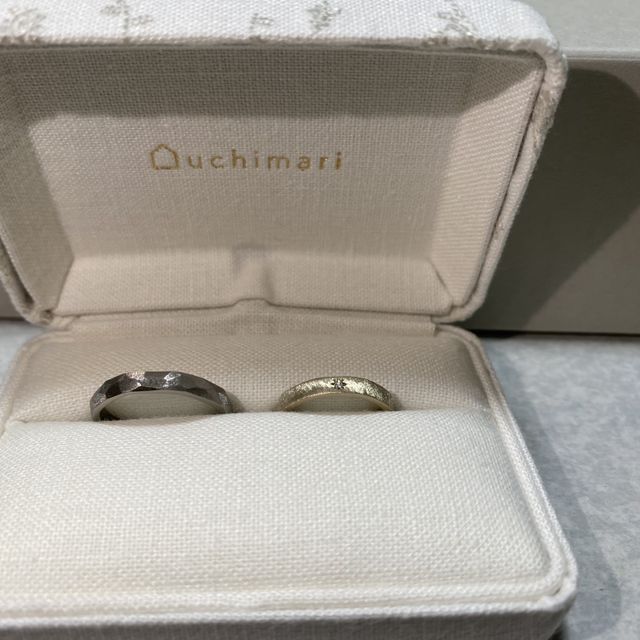 【uchimari(ウチマリ)の口コミ】 私はツヤツヤのシャンパンゴールド、彼はマット加工のポコポコブラックゴ…