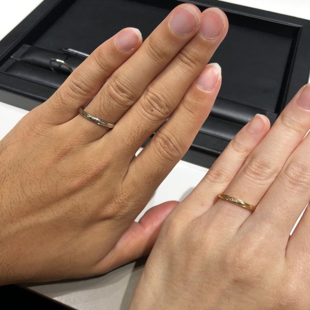 【ラザール ダイヤモンド(LAZARE DIAMOND)の口コミ】 シンプルなストレートの指輪を探していました。私がゴールド、彼がプラチ…