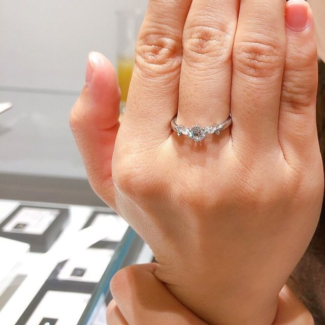 【ROCCA(ロッカ)の口コミ】 デザインが個性的でかわいかったので試着しました。むちっとした私の指に…