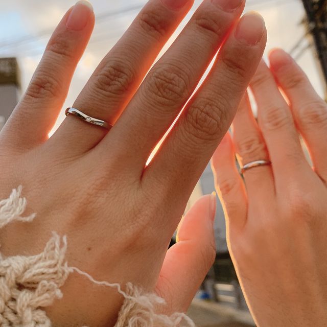 【カルティエ(Cartier)の口コミ】 女性用結婚指輪の形がカーブ状になっており、ダイヤのついた婚約指輪と干…