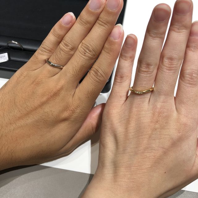 【ラザール ダイヤモンド(LAZARE DIAMOND)の口コミ】 V字ラインの指輪を探していて試着させていただきました。少しねじりのある…