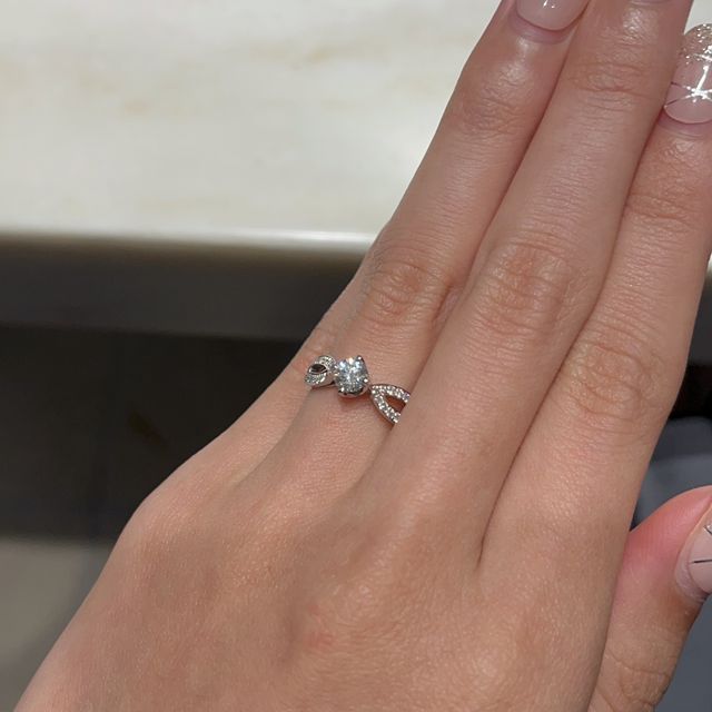 【ブシュロン(BOUCHERON)の口コミ】 定番のダイヤ1粒のエンゲージリングに近いですが、アームの部分が素敵で、…