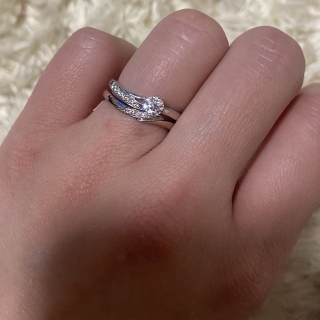 【アイプリモ(I-PRIMO)の口コミ】 ダイヤモンドがキラキラ光り華やかな婚約指輪です。
付けるだけで幸せな気…