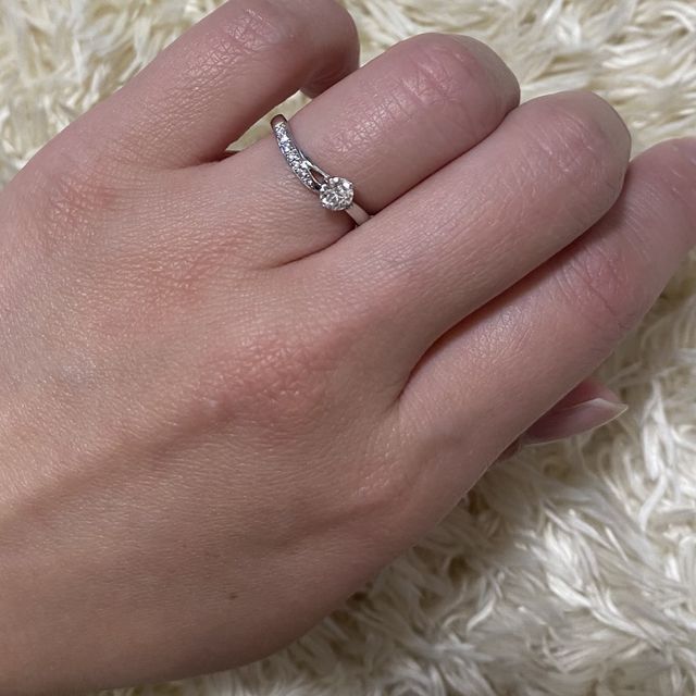 【アイプリモ(I-PRIMO)の口コミ】 ダイヤモンドがキラキラ光り華やかな婚約指輪です。
付けるだけで幸せな気…