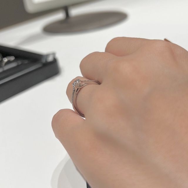 【ラザール ダイヤモンド(LAZARE DIAMOND)の口コミ】 指輪自体はストレートでもウェーブの入ったデザインに惹かれました。アー…