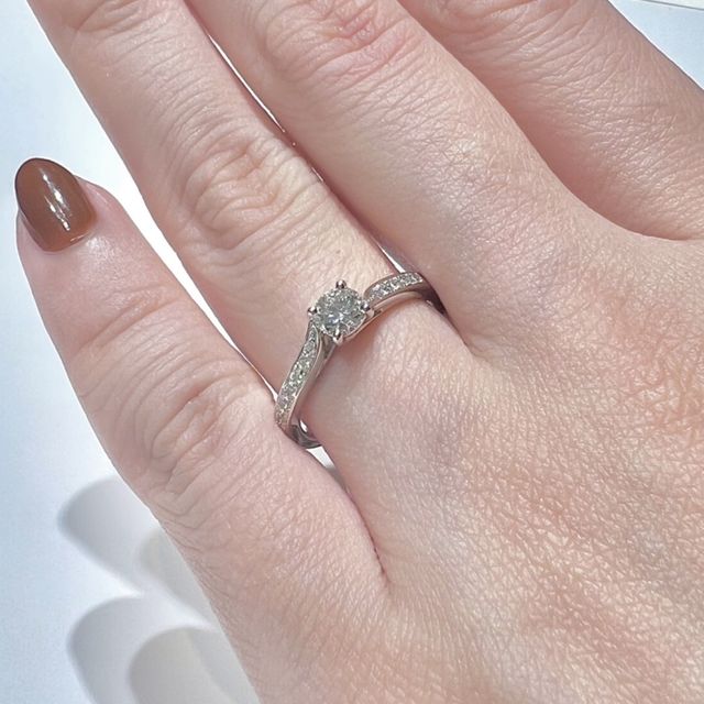 【ラザール ダイヤモンド(LAZARE DIAMOND)の口コミ】 指輪自体はストレートでもウェーブの入ったデザインに惹かれました。アー…
