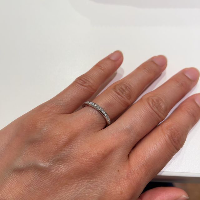 【ラザール ダイヤモンド(LAZARE DIAMOND)の口コミ】 ハーフエタニティタイプで輝いているので気に入っています。派手かな？と…