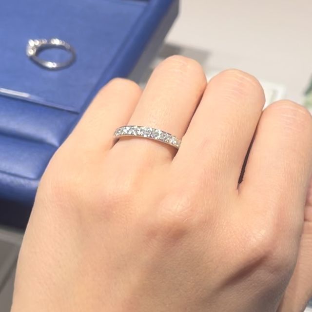 【銀座ダイヤモンドシライシの口コミ】 指輪の幅が太めなため、ダイヤモンドも少し大きめになり、遠くから見ても…