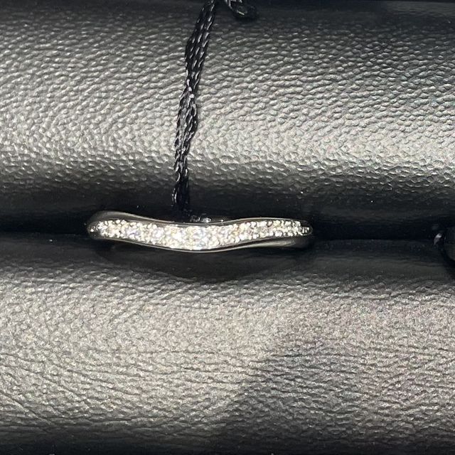 【ラザール ダイヤモンド(LAZARE DIAMOND)の口コミ】 ゆるやかなウェーブになっていたり、端から端までダイヤモンドがはいって…