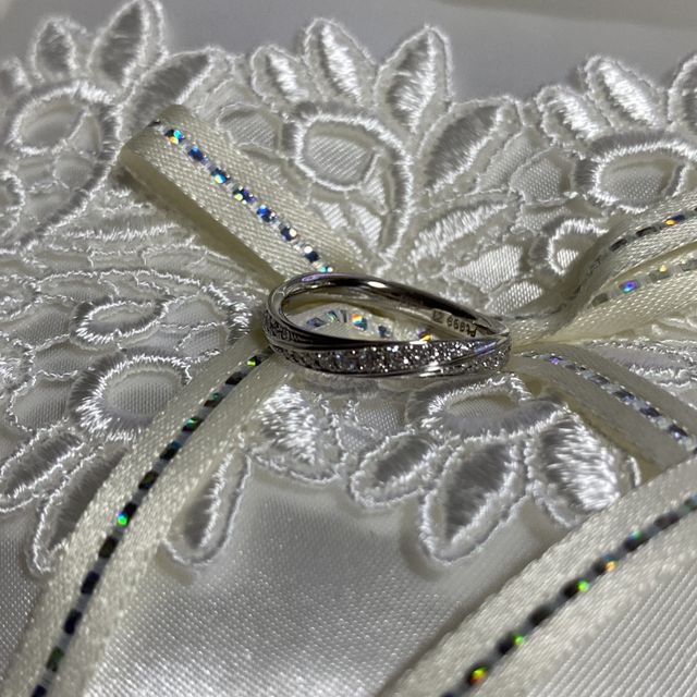 【PILOT BRIDAL(パイロットブライダル)の口コミ】 着け心地が良く指も綺麗に見えました。指輪に対して少し斜めにダイヤやデ…