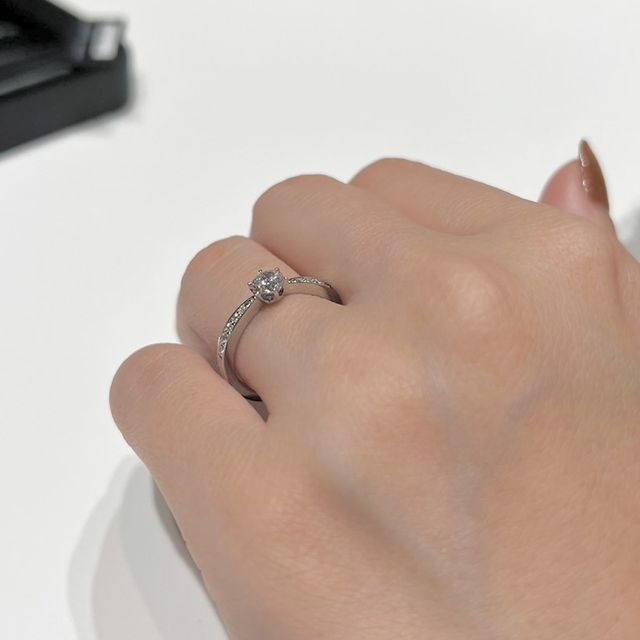 【ラザール ダイヤモンド(LAZARE DIAMOND)の口コミ】 アームにもダイヤがついていて中心に向かって細くなるデザインが真ん中の…