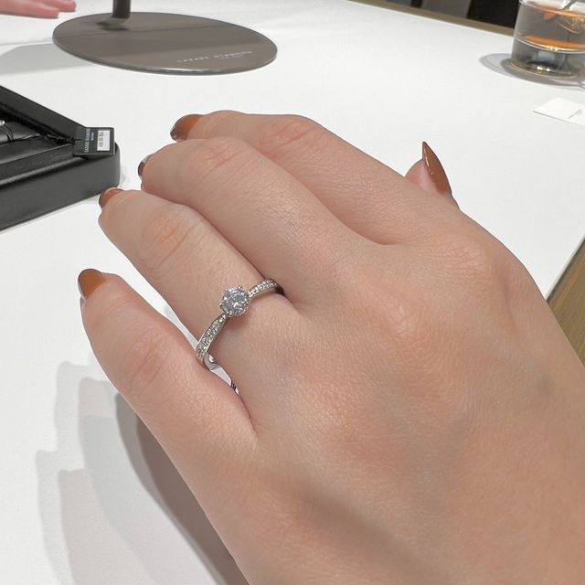 【ラザール ダイヤモンド(LAZARE DIAMOND)の口コミ】 アームにもダイヤがついていて中心に向かって細くなるデザインが真ん中の…