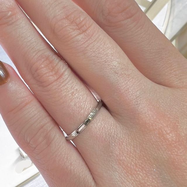 【カルティエ(Cartier)の口コミ】 シンプルながらも少しデザインのあるものが気に入り試着しました。写真で…